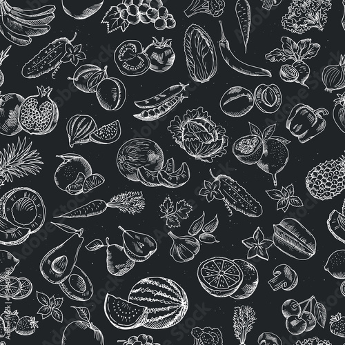 Fototapeta Wektor wzór ręcznie rysowane owoców i warzyw. Białe ilustracje na ciemnej tablicy