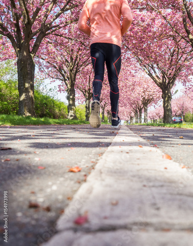 Rückenansicht eines Läufers im Frühling