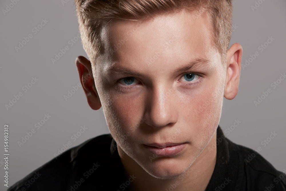Obraz premium White teenage boy looking up to camera, close up