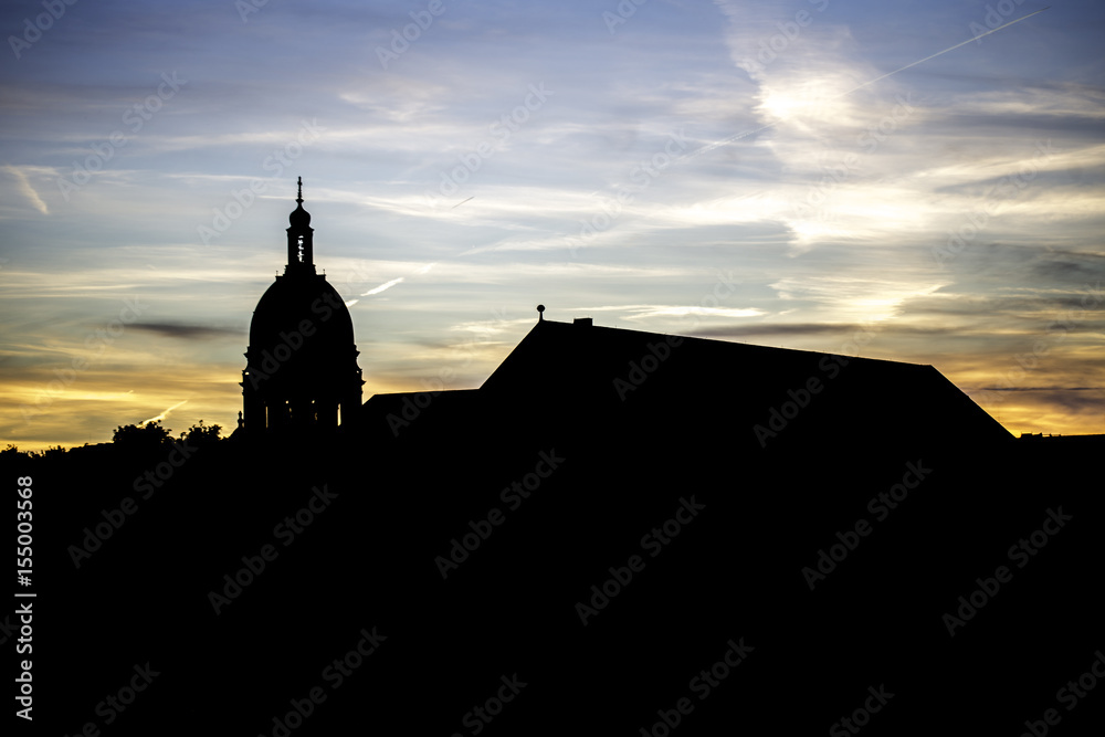 Silhouette der Christuskirche und des Mainzer Schlosses im Sonnenuntergang
