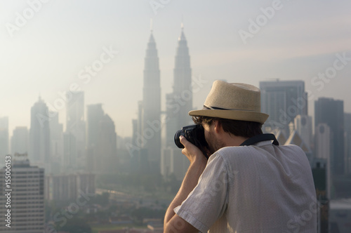 Canvas Print Touriste photographiant des gratte-ciel, Kuala Lumpur, Malaisie