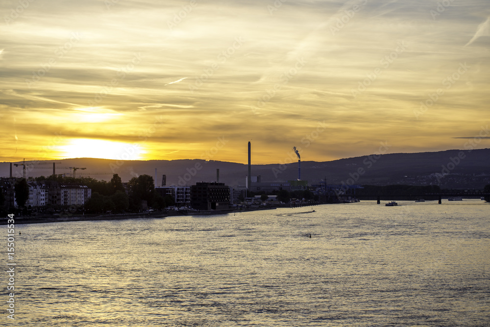 Sonnenuntergang über dem Industriegebiet der Stadt Mainz am Rhein