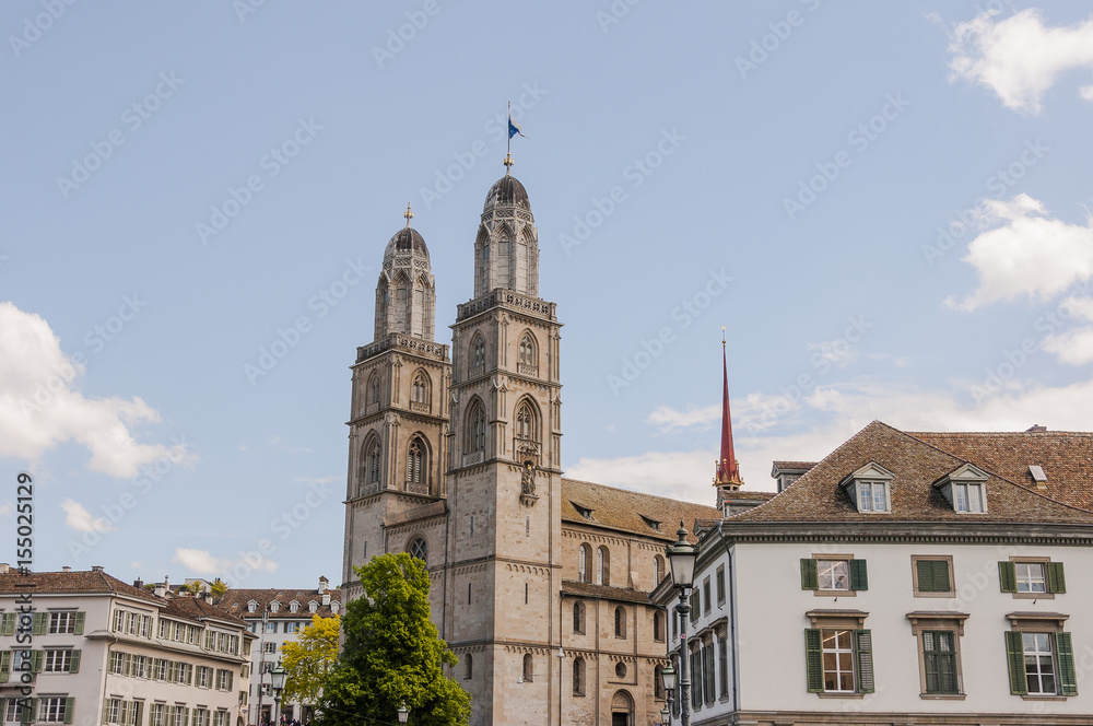 Zürich, Stadt, Grossmünster, Altstadt, Kirche, Kirchtürme, Limmat, Münster, Münsterbrücke, Altstadthäuser, Frühling, Sommer, Schweiz