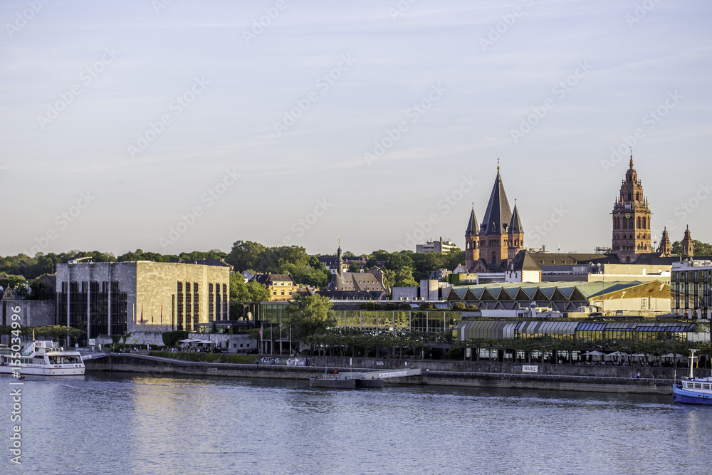 Rheinufer bei Mainz an einem Sommerabend Rheinufer bei Mainz an einem Sommerabend