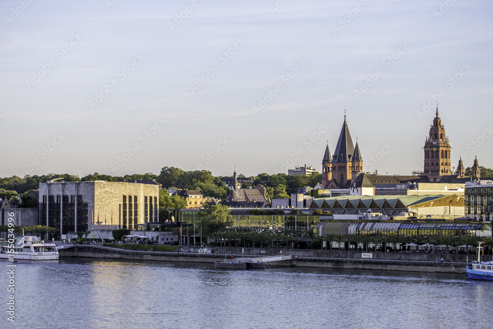 Rheinufer bei Mainz an einem Sommerabend