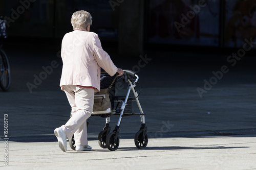 Alte Frau mit Rollator