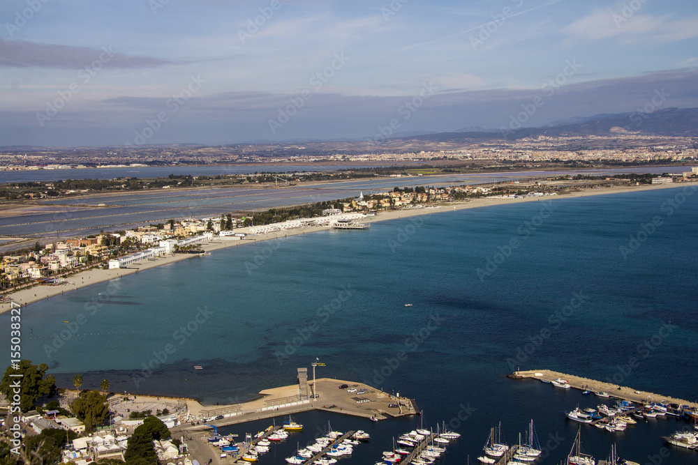 Cagliari: Panoramica della spiaggia del Poetto, porto turistico di Marina Piccola - Sardegna