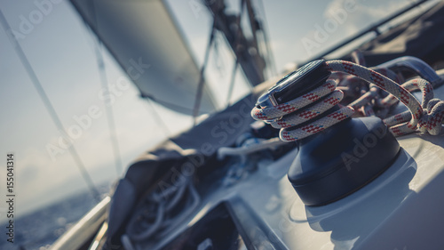Winsch mit Leine belegt auf Segelboot bei Wind mit Großsegel und Vorsegel