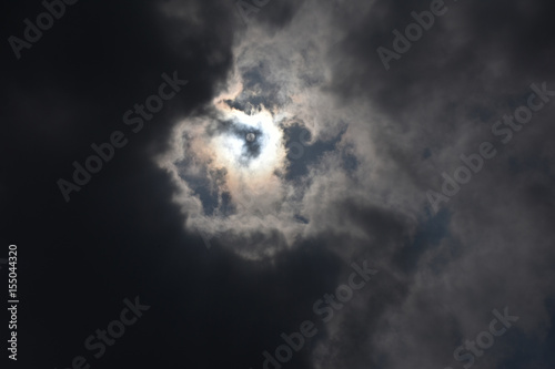 神秘的な光景 雲から透けて見える太陽 空想 じわりと現れはじめたモンスター 太陽が目 闇 左の黒雲 と光 明暗 誕生 神秘 幻想的 未来からの お告げなどイメージ 黒雲などにキャッチコピースペース Stock 写真 Adobe Stock