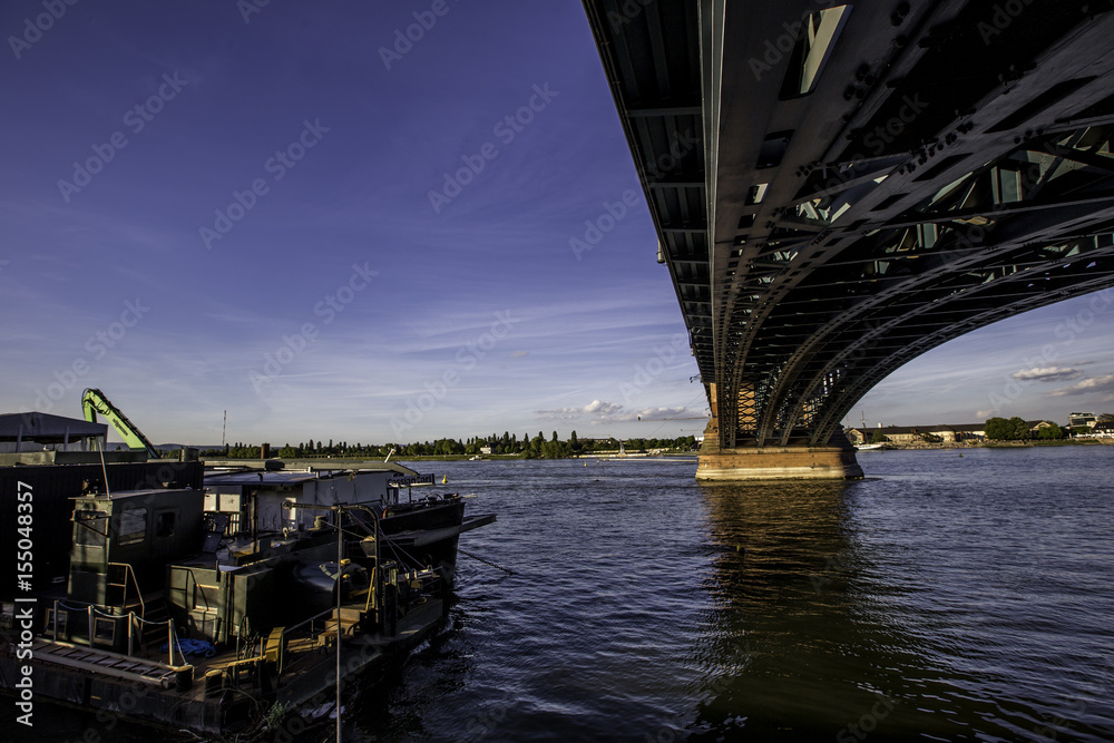Reparaturschiff unter einer Brücke über den Rhein bei Mainz Reparaturschiff unter einer Brücke über den Rhein bei Mainz