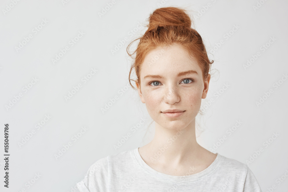 Fototapeta premium Portret dziewczyny piękne rude uśmiechając się, patrząc na kamery.