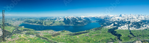 Panorama-Aussicht vom Niesen mit Thun, Interlaken, Spiez, Thunersee und Eiger, Mönch und Jungfrau im Frühling