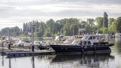 Schiffe im Schiersteiner Hafen photo