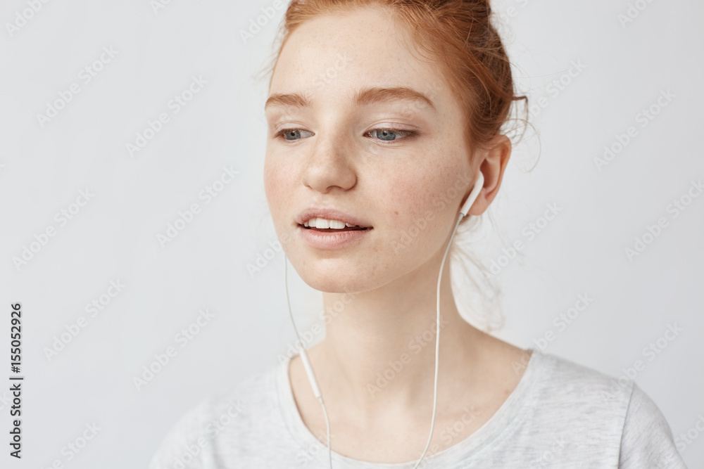 Naklejka premium Closeup of foxy girl listening music in headphones enjoying.