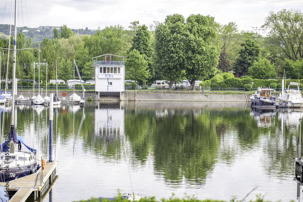 Obraz premium Schiffe im Schiersteiner Hafen