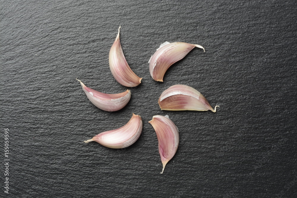 Ajos, dientes o partes de un ajo 스톡 사진 Adobe Stock