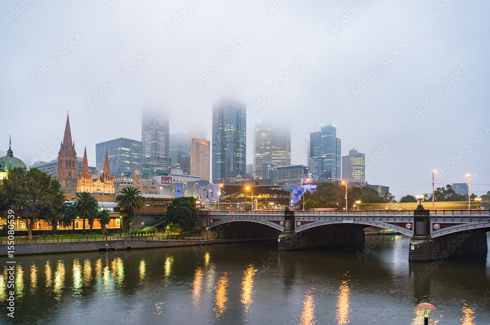Obraz premium Melbourne cityscape on foggy morning