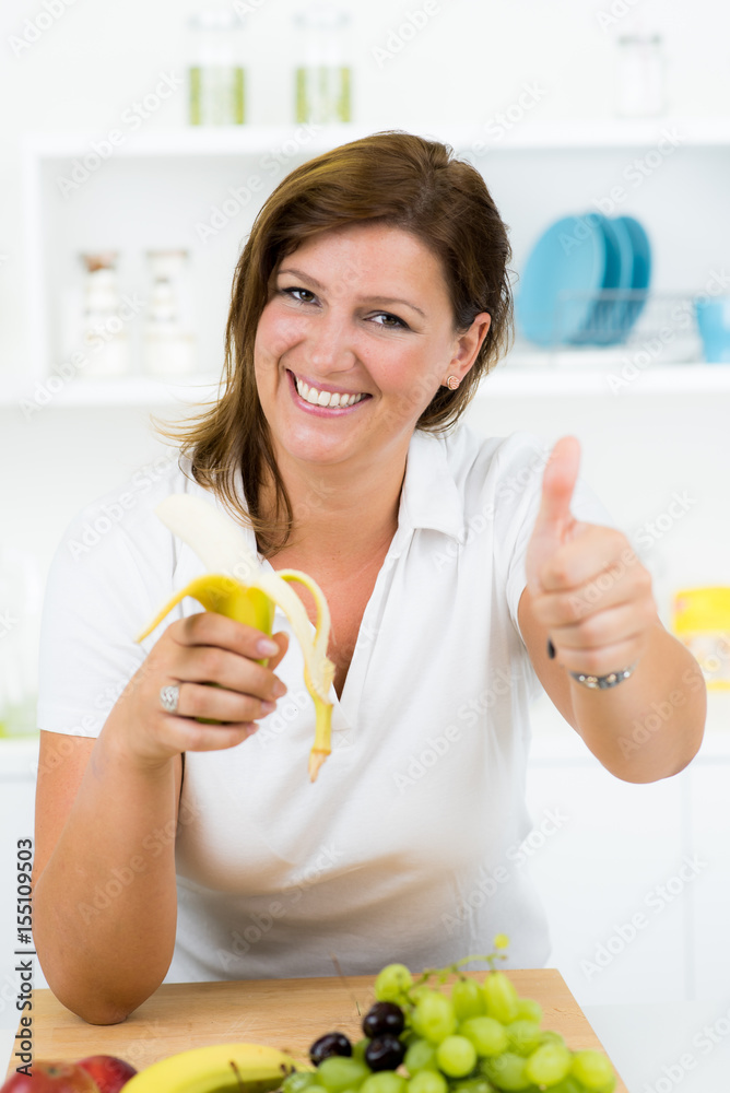frau mit obst zeigt daumen hoch frau mit obst zeigt daumen hoch