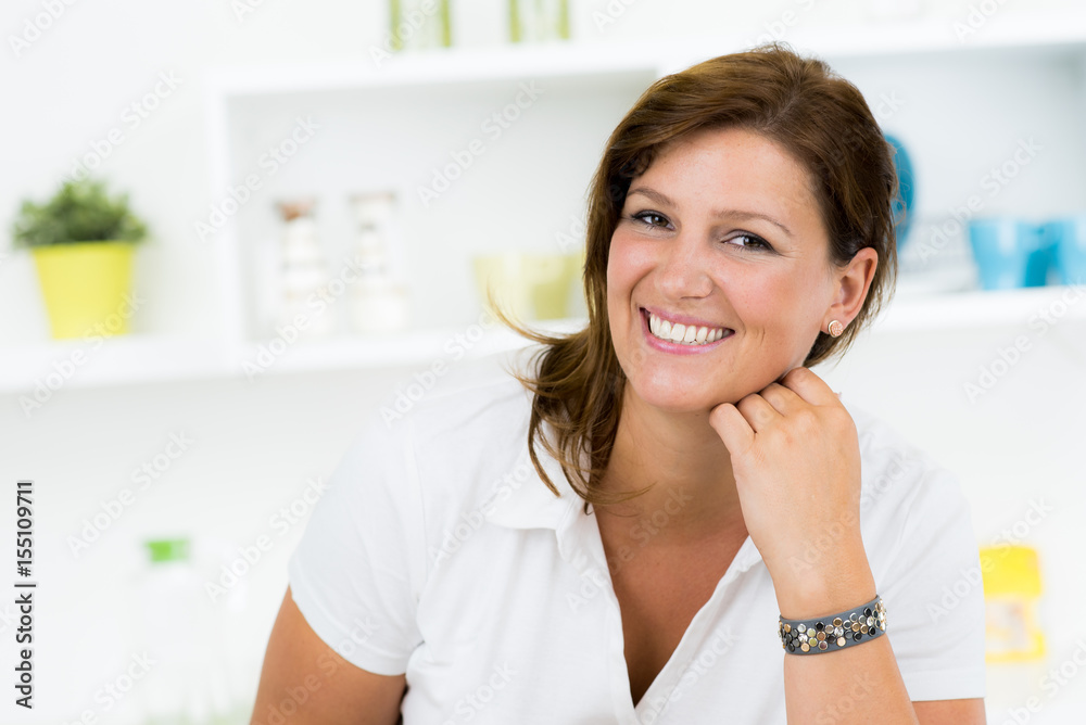 zufriedene lachende frau