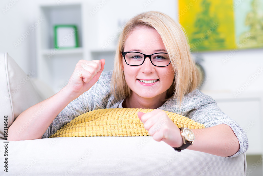 Hübsche Frau freut sich auf Sofa Hübsche Frau freut sich auf Sofa