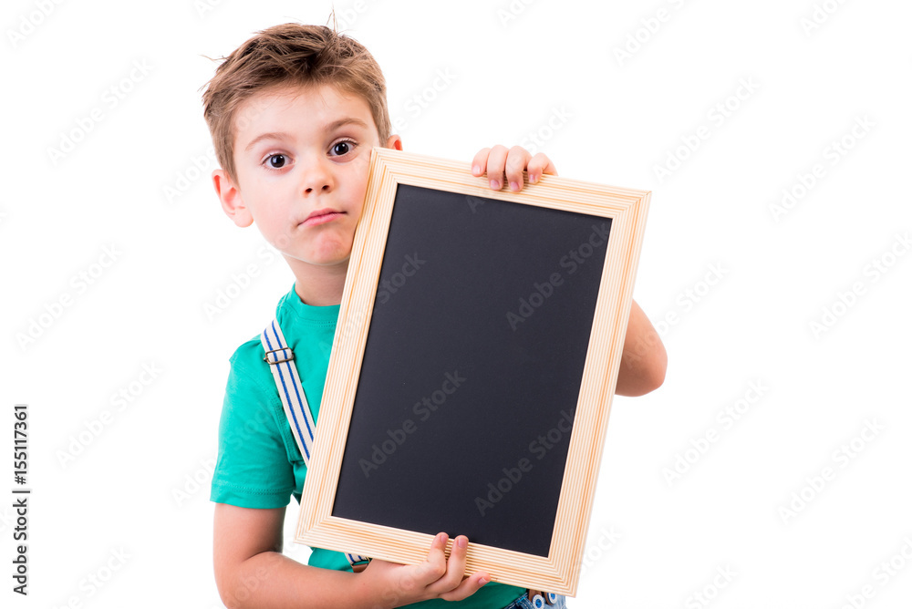 junge präsentiert schultafel junge präsentiert schultafel