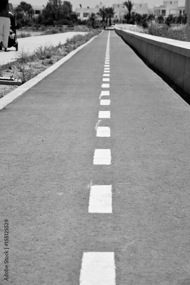 Obraz premium bicycle road, black and white 
