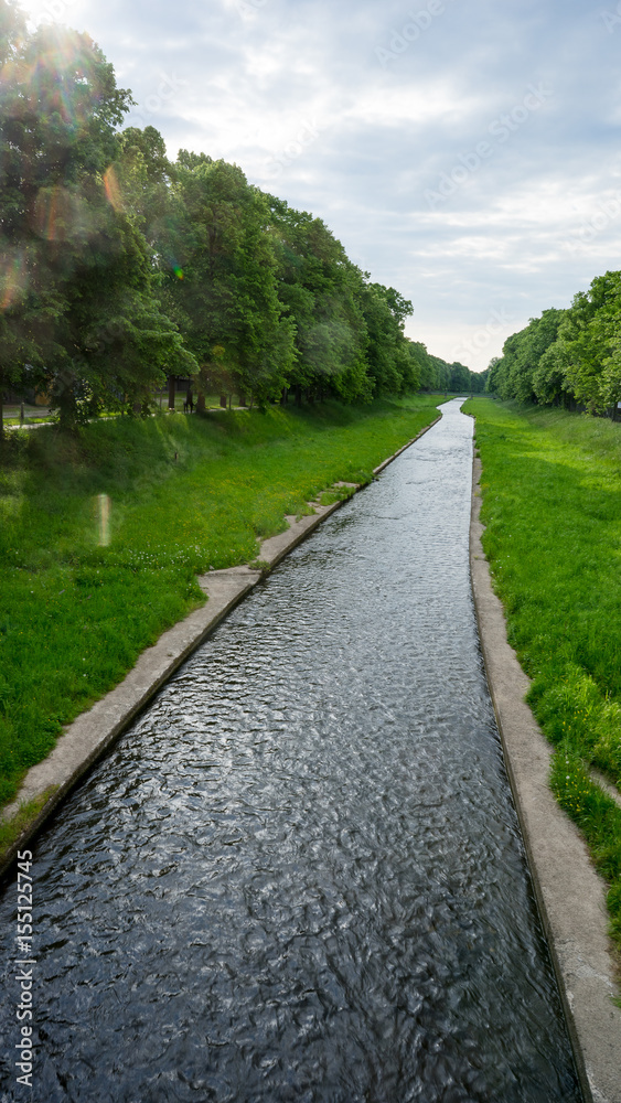 Obraz premium Fluss im Gegenlicht