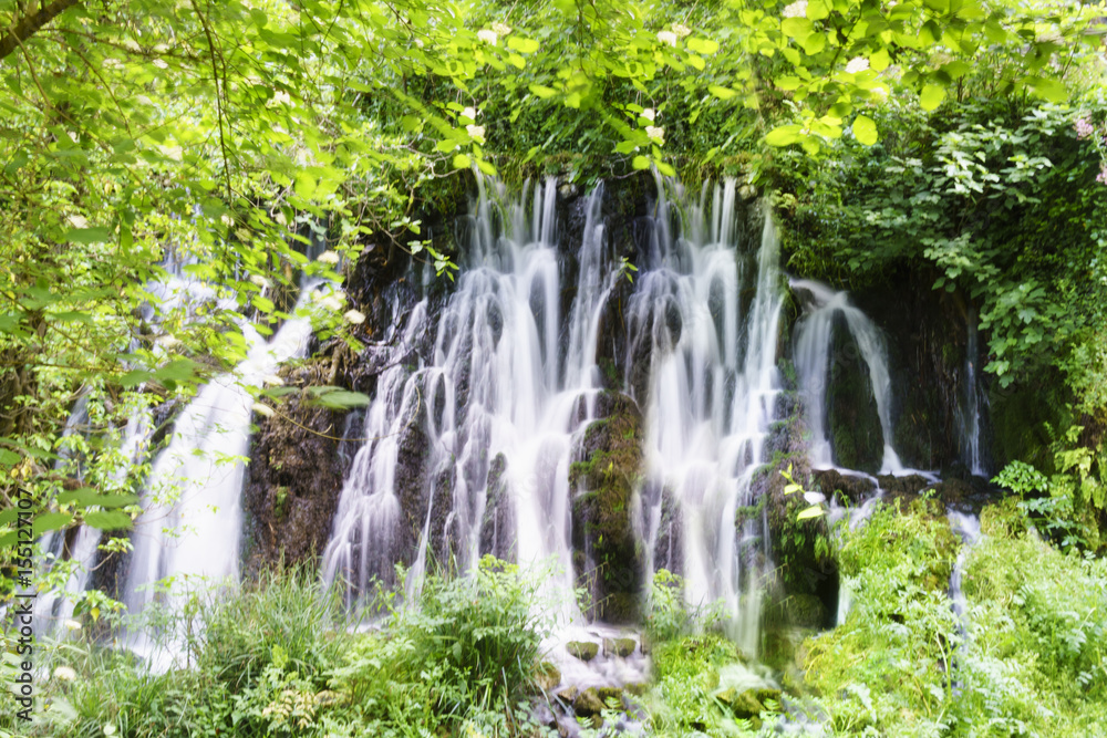 Wasser, das an der Wand herunterläuft: Nicht gefaßter Wasseranteil einer Mühle im Tal des Bussento bei Morigerati Wasser, das an der Wand herunterläuft: Nicht gefaßter Wasseranteil einer Mühle im Tal des Bussento bei Morigerati