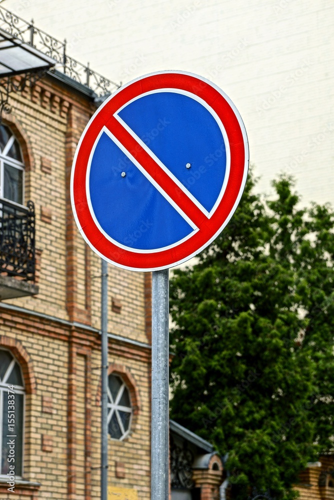 Круглый дорожный знак на городской улице