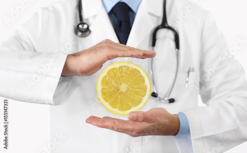 Foto Healthy food and natural nutrition medical diet concept, hands doctor with lemon