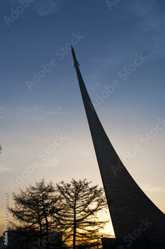 Mosca, 27/04/2017: il Monumento ai Conquistatori dello Spazio, un razzo sulla sua rampa di lancio, costruito nel 1964 per celebrare i risultati del popolo sovietico nell'esplorazione spaziale photo
