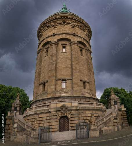 Wasserturm Mannheim zur blauen Stunde