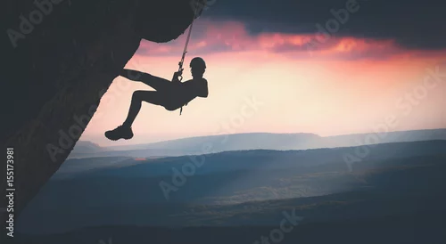 Obraz Wspinacz na klifie przed mgliste góry. Stylizacja na Instagramie