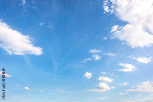 Blauer Himmel mit Wolken