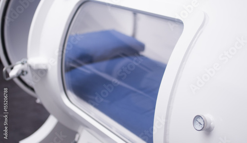 Hyperbaric oxygen tank chamber