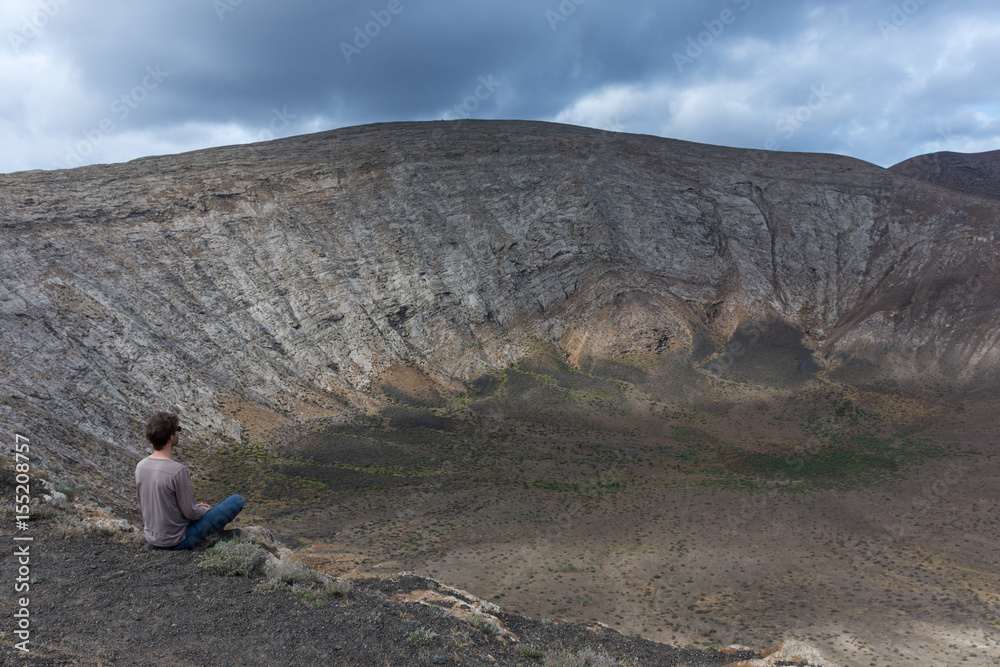 Touriste en haut du volcan Montaña blanca, Lanzarote