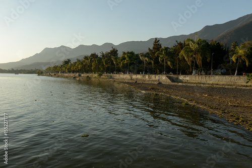 bahia de ajijic en jalisco con lago de chapala