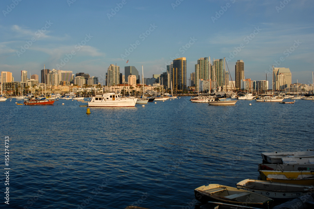 Obraz premium Boats on mooring balls off downtown San Diego