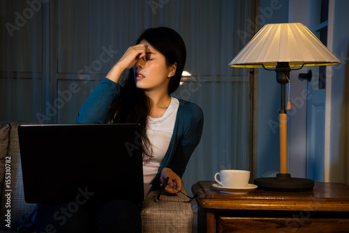 Φωτογραφία girl having high intraocular pressure at night