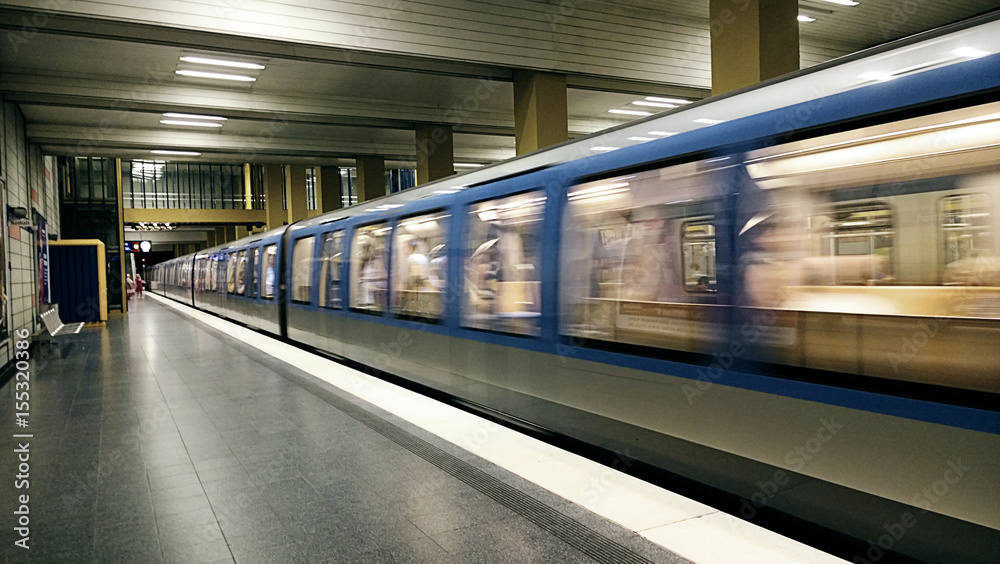Obraz premium Monachium, Niemcy - Stacja metra odjeżdża ze stacji