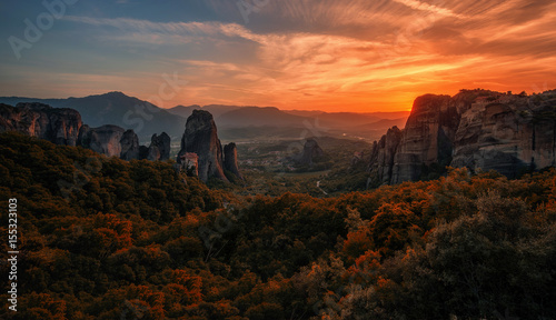 Felslandschaft von Meteora in der Abenddämmerung