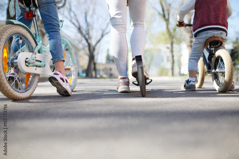 Naklejka premium Family on bicycles in park