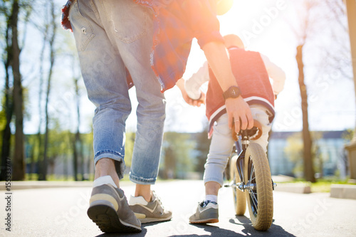 Fotografía Father teaches son ride bike