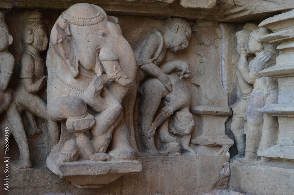 Статуи из камня на храме, Индия