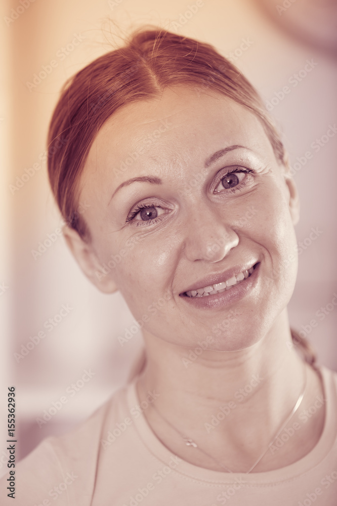 Naklejka premium Portrait of smiling woman