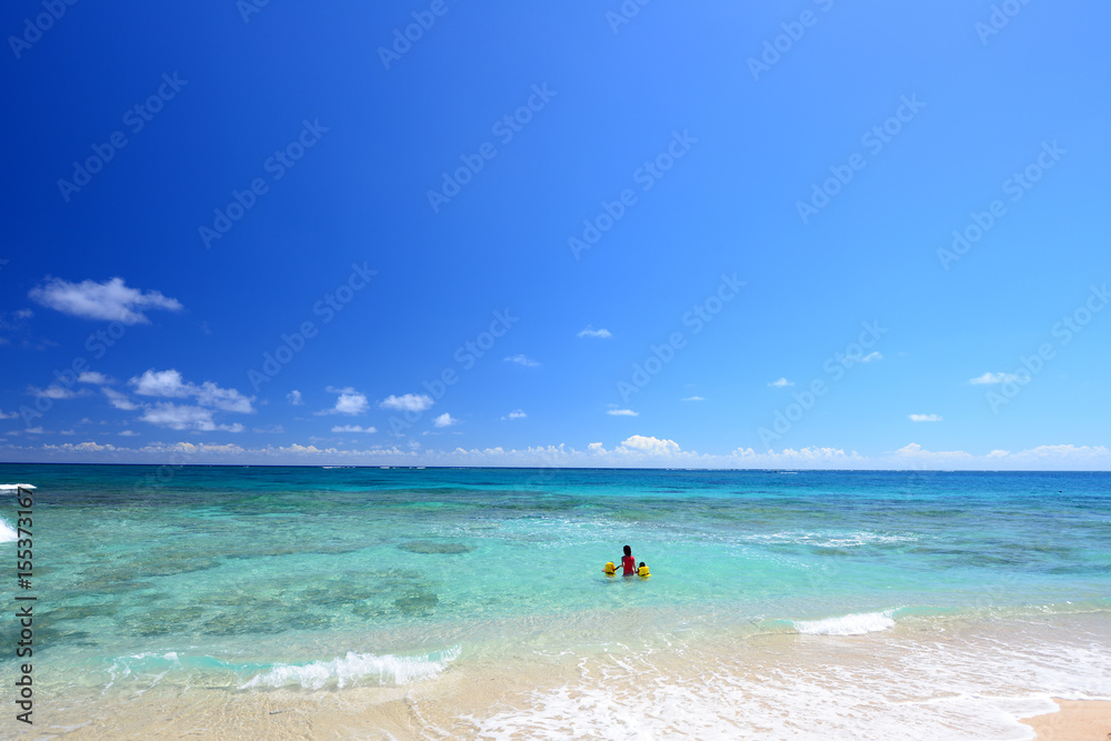 南国沖縄のビーチで遊ぶ親子