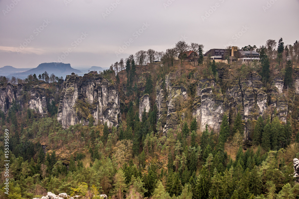 Blick auf die Bastei mit Tafelbergen in der Sächsischen Schweiz