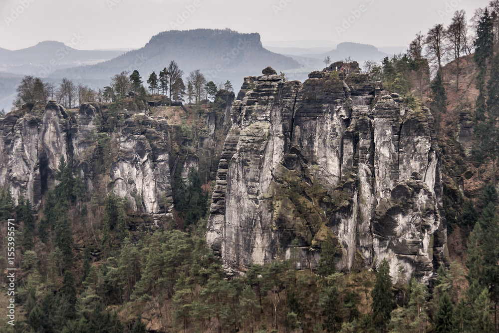 Steilwände des Elbsandsteingebirges mit Blick auf die Tafelberge Sachsens