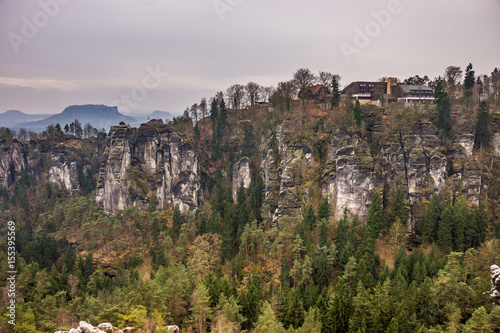 Blick auf die Bastei mit Tafelbergen in der Sächsischen Schweiz