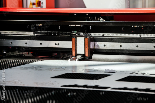 Εκτύπωση καμβά Metal sheet punching machine, closeup view of metal processing
